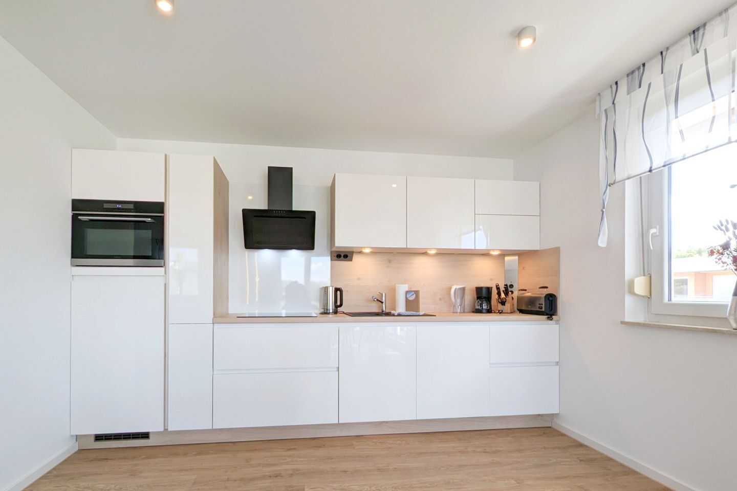 Wasserkocher mit Kaffee-/Teezubehör, Kühlschrank, Mikrowelle, Ofen