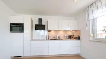 Wasserkocher mit Kaffee-/Teezubehör, Kühlschrank, Mikrowelle, Ofen