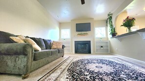 Living area - Spacious 5-bedroom house with AC, WiFi in delightful Chesapeake (Chesapeake)