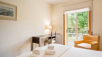 3 bedrooms, desk, iron/ironing board, internet