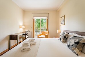 3 bedrooms, desk, iron/ironing board, internet