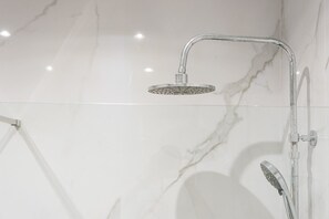 Douche, sèche-cheveux, serviettes fournies, savon
