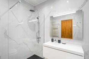 Shower, hair dryer, towels, soap - GuestReady - A paradisíac stay in Fão (Esposende)