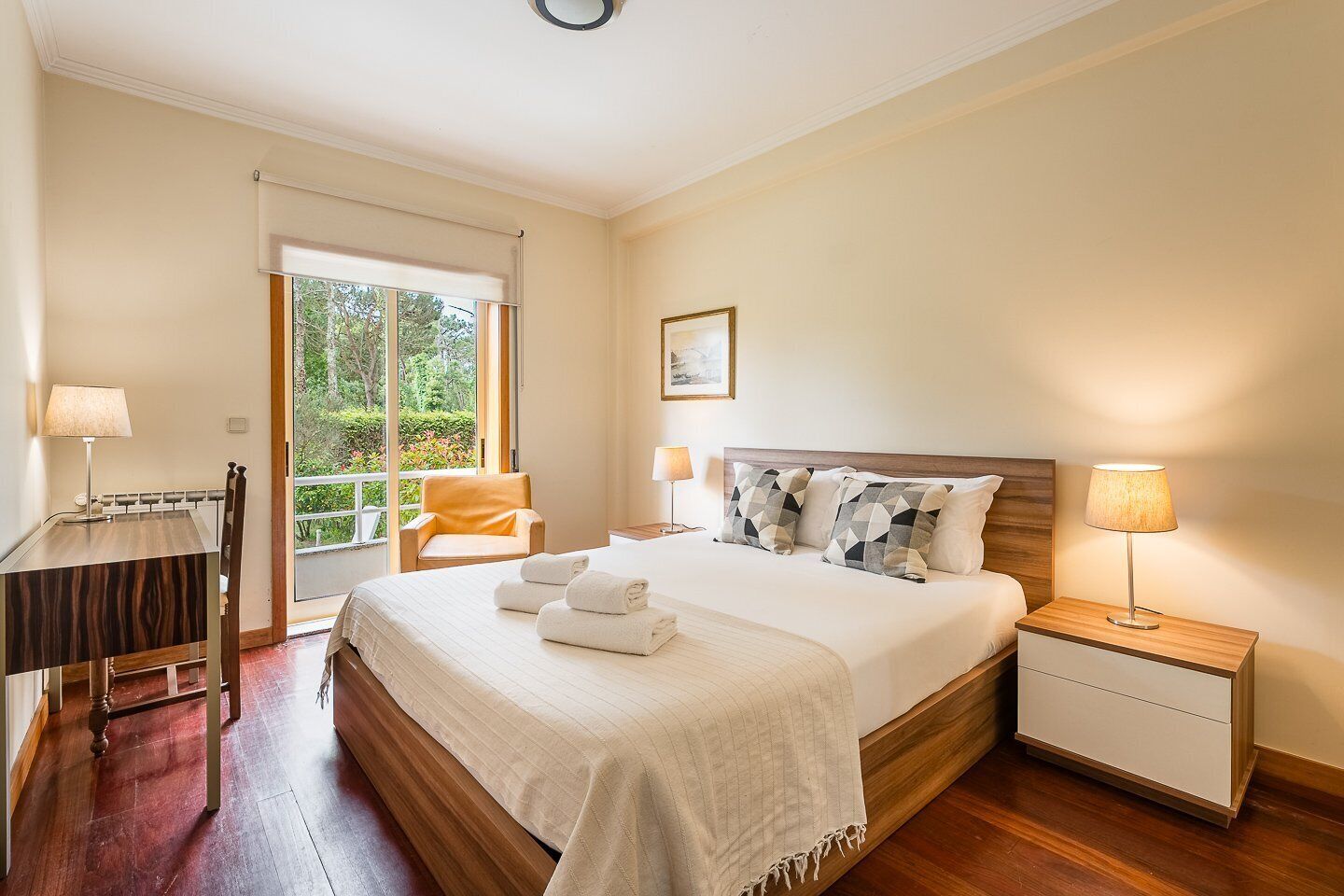 3 عدّة غرف نوم ومكتب ومكواة/لوح كي وخدمة الإنترنت