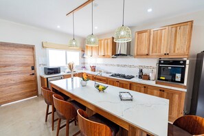 Fridge, microwave, oven, stovetop - The Charm Beach House Los Organos-Nuro- Mancora (Los Organos)