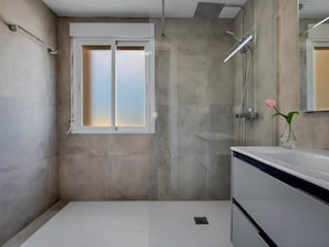 Douche, sĂšche-cheveux, serviettes fournies, shampoing