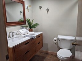 Cabaña Deluxe, 1 cama de matrimonio grande con sofá cama, cocina, junto a la montaña | Baño | Secador de pelo, toallas, jabón y champú