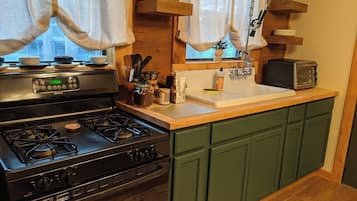 Refrigerador con freezer, microondas, horno, placa de cocina