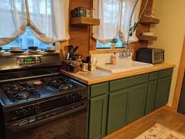 Cabaña Deluxe, 1 cama de matrimonio grande con sofá cama, cocina, junto a la montaña | Cocina privada | Frigorífico grande, microondas, horno y placa de cocina