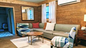 Cabin Deluxe, 1 giường cỡ king và sofa giường, bếp, cạnh núi | Khu phòng khách