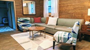 Baita Deluxe, 1 letto king con divano letto, cucina, lato montagna | Area soggiorno | TV