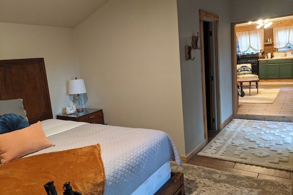 Cabaña Deluxe, 1 cama King size y sofá cama, cocina, junto a la montaña | Área de sala de estar | Televisión