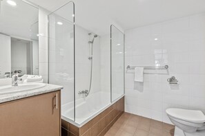 Apartment, Balcony, Ocean View | Bathroom