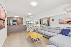 Apartment, Balkon, Meerblick | Wohnbereich | Flachbildfernseher