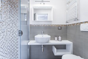 Dusche, Haartrockner, Bidet, Handtücher