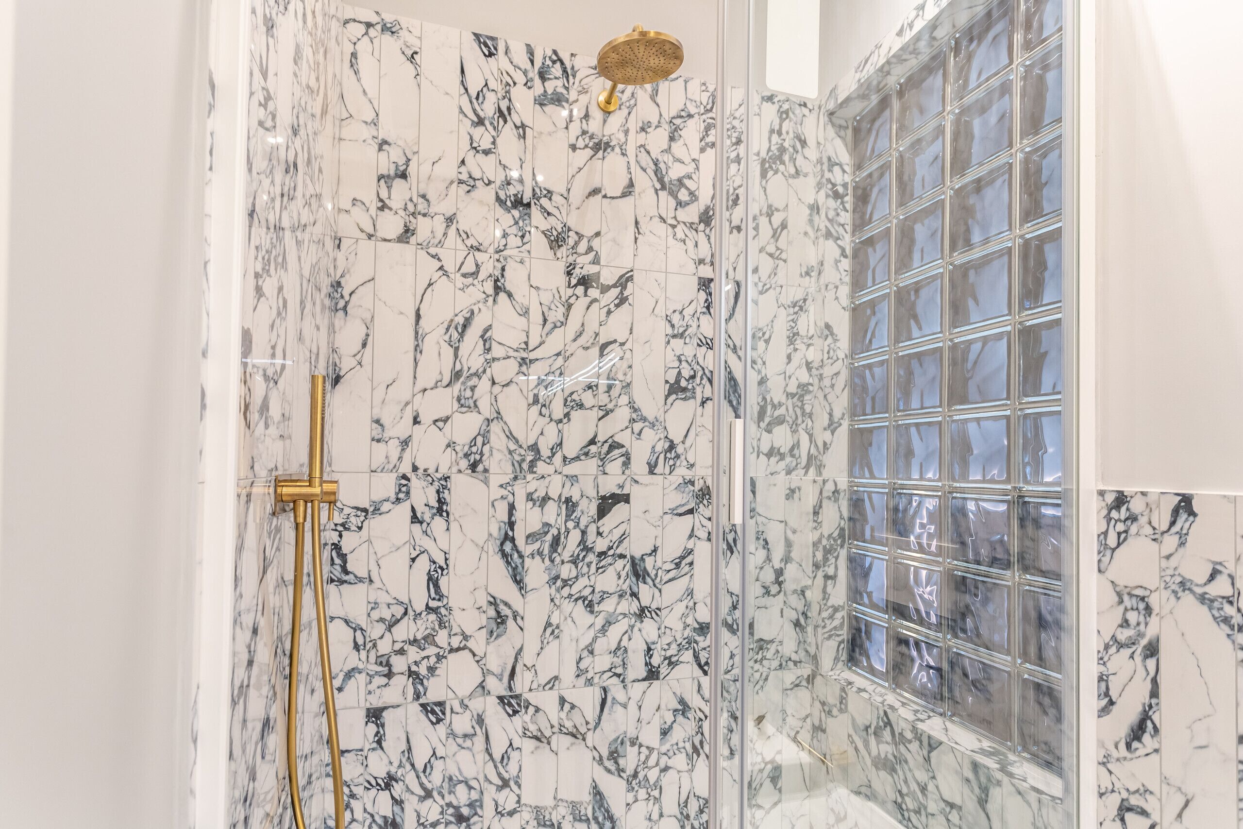 Dusj, hårføner, bidé og håndklær