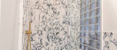 Dusj, hårføner, bidé og håndklær