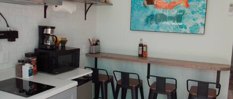 Réfrigérateur, micro-ondes, plaque de cuisson, cafetière/bouilloire