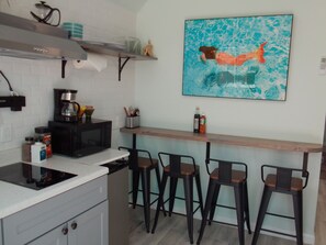 ثلاجة، ميكروويف، موقد طهي مسطح، ماكينة لصنع القهوة/الشاي