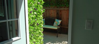 Santa Barbara Mermaid's Cove- Cozy 1-bedroom Apartment with A/C, WiFi, and W&D