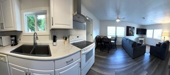 Charming 2-bedroom cottage with WiFi and AC in brilliant Pelican Lake