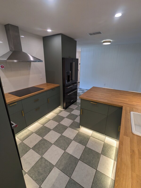 Fridge, oven, stovetop, dishwasher - Newly renovated home with a pool in the heart of south Lakeland. (Lakeland)