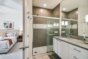 Bañera de hidromasaje, secador de pelo, toallas, jabón