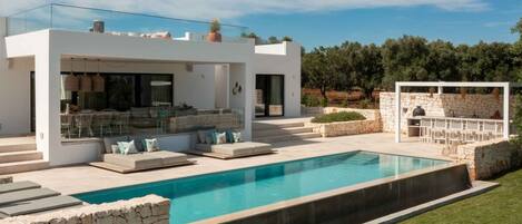 Et oppvarmet basseng