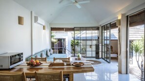 Villa, patio, vue piscine | Coin séjour | Télévision de 43 pouces avec chaînes par câble
