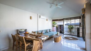 Villa, patio, vue piscine | Coin séjour | Télévision de 43 pouces avec chaînes par câble