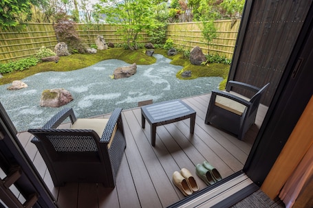 Terrace/patio. Hotel Hakone Yoina