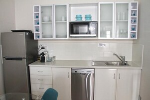 Estudio, 1 cama de matrimonio, no fumadores, cocina básica | Cocina privada | Microondas, placa de cocina, hervidor eléctrico y tostadora