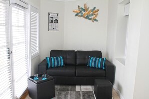 Studio, 1 Queen Bed, Non Smoking, Kitchenette | Living area | Flat-screen TV, DVD player - Smugglers Inn Studio Apartments (Victor Harbor)