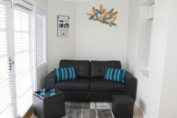 Studio, 1 Queen Bed, Non Smoking, Kitchenette | Living area