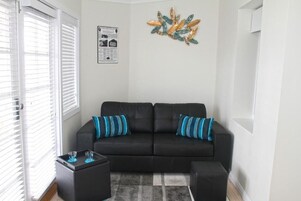 Estudio, 1 cama de matrimonio, no fumadores, cocina básica | Zona de estar | Una televisión de pantalla plana, un reproductor de DVD