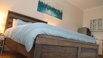 Studio, 1 Queen Bed, Non Smoking, Kitchenette | Iron/ironing board, free WiFi