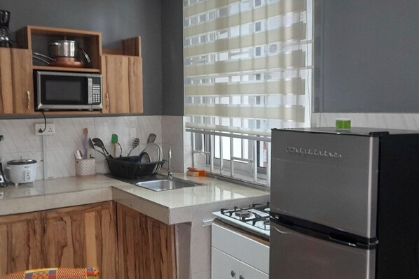 Réfrigérateur, micro-ondes, four, plaque de cuisson