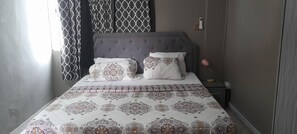 1 dormitorio, tabla de planchar con plancha, wifi y ropa de cama