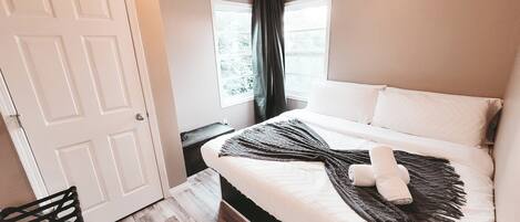 1 habitación, escritorio y espacio para trabajar con laptop