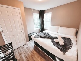 1 habitación, escritorio y espacio para trabajar con laptop 