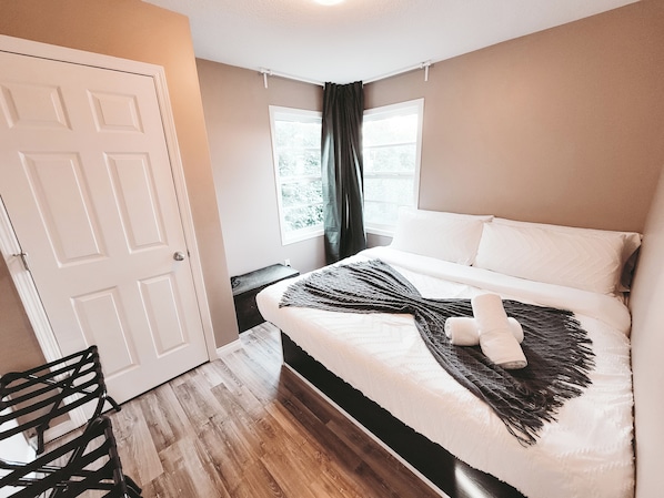 Familiehus, 1 soverom, ikke-røyk, kjøkken | 1 soverom, skrivebord, skrivebord for bærbar PC og strykejern/-brett