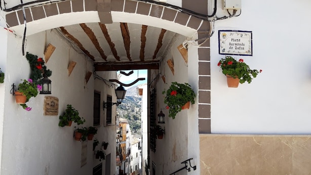 An arched entrance with potted plants and a sign indicating 'Plaza Hernando de Zafra'. - Cortijo el Corralon Castril, casa 1, casa 2 (Castril)