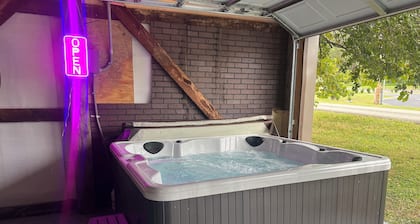 Spacious 5-bedroom House, Garage/Hot Tub/Bar, Close to RRG, Fiber WiFi