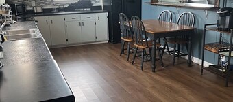 Spacious 5-bedroom House, Garage/Hot Tub/Bar, Close to RRG, Fiber WiFi