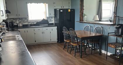 Spacious 5-bedroom House, Garage/Hot Tub/Bar, Close to RRG, Fiber WiFi