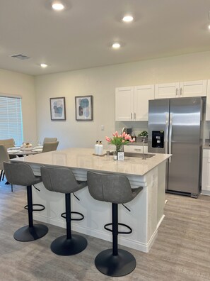 Geladeira, micro-ondas, fogão, cooktop