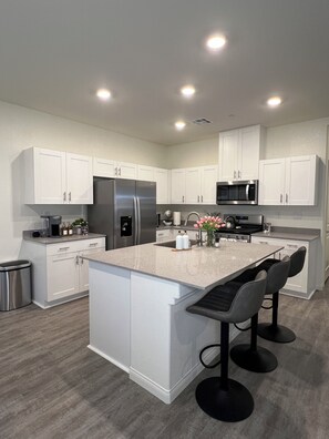 Geladeira, micro-ondas, fogão, cooktop