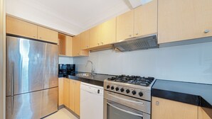 Cafetera y tetera, refrigerador, microondas y horno 