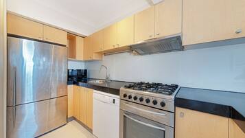 Coffee/tea maker, fridge, microwave, oven