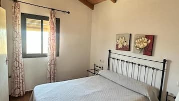 2 slaapkamers, een strijkplank/strijkijzer, internet, beddengoed